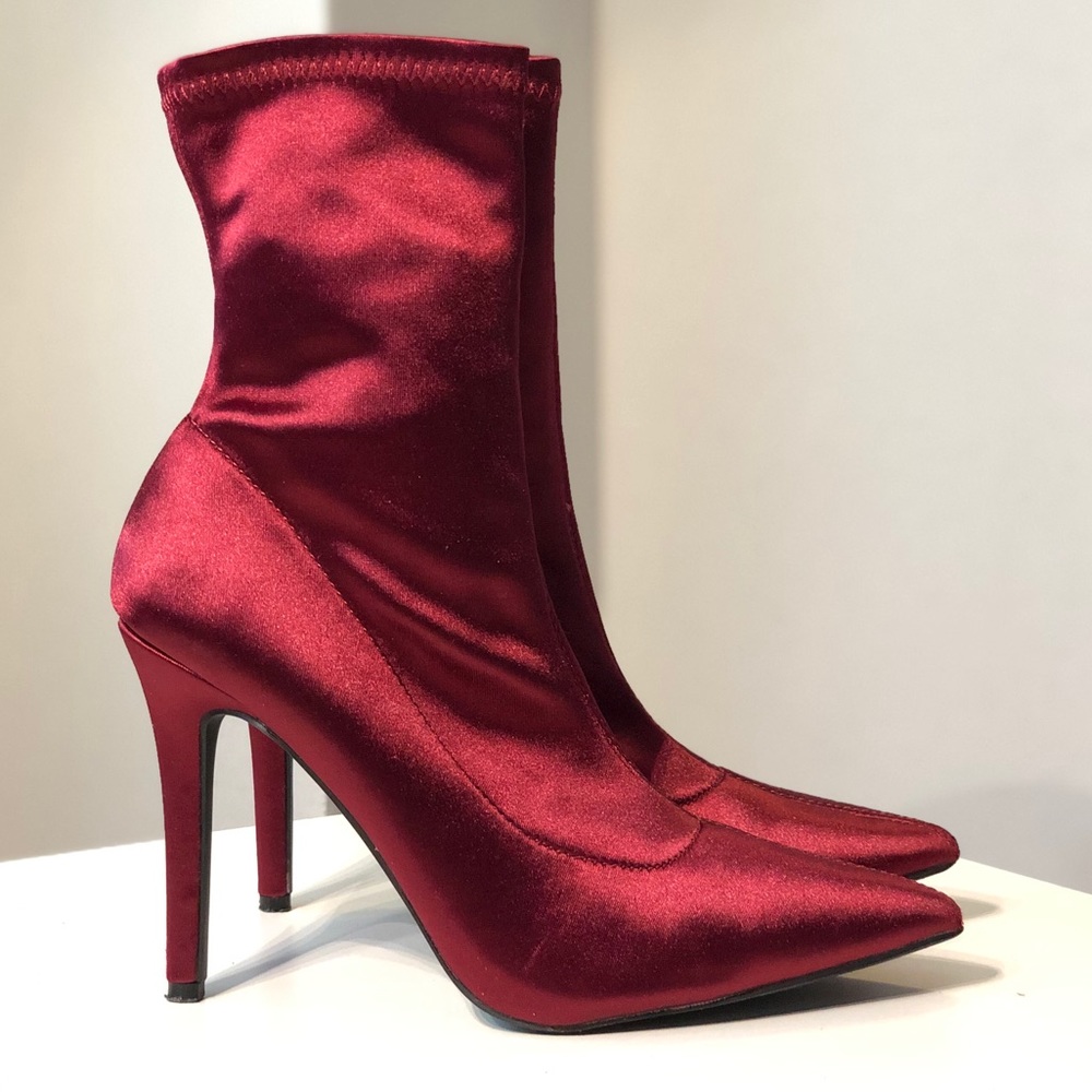 CHARLOTTE RUSSE Burgundy fabric ankle booties 8/38